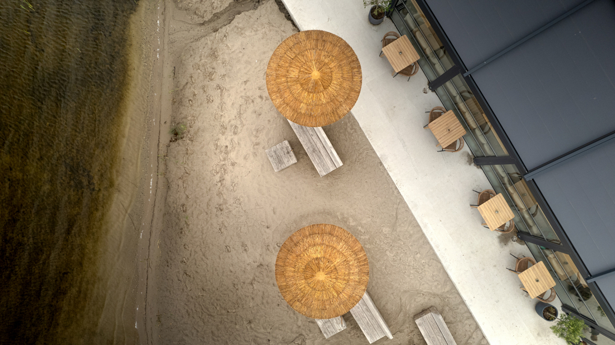 Rieten parasols en terrasoverkapping Telstar Beach project Palmo