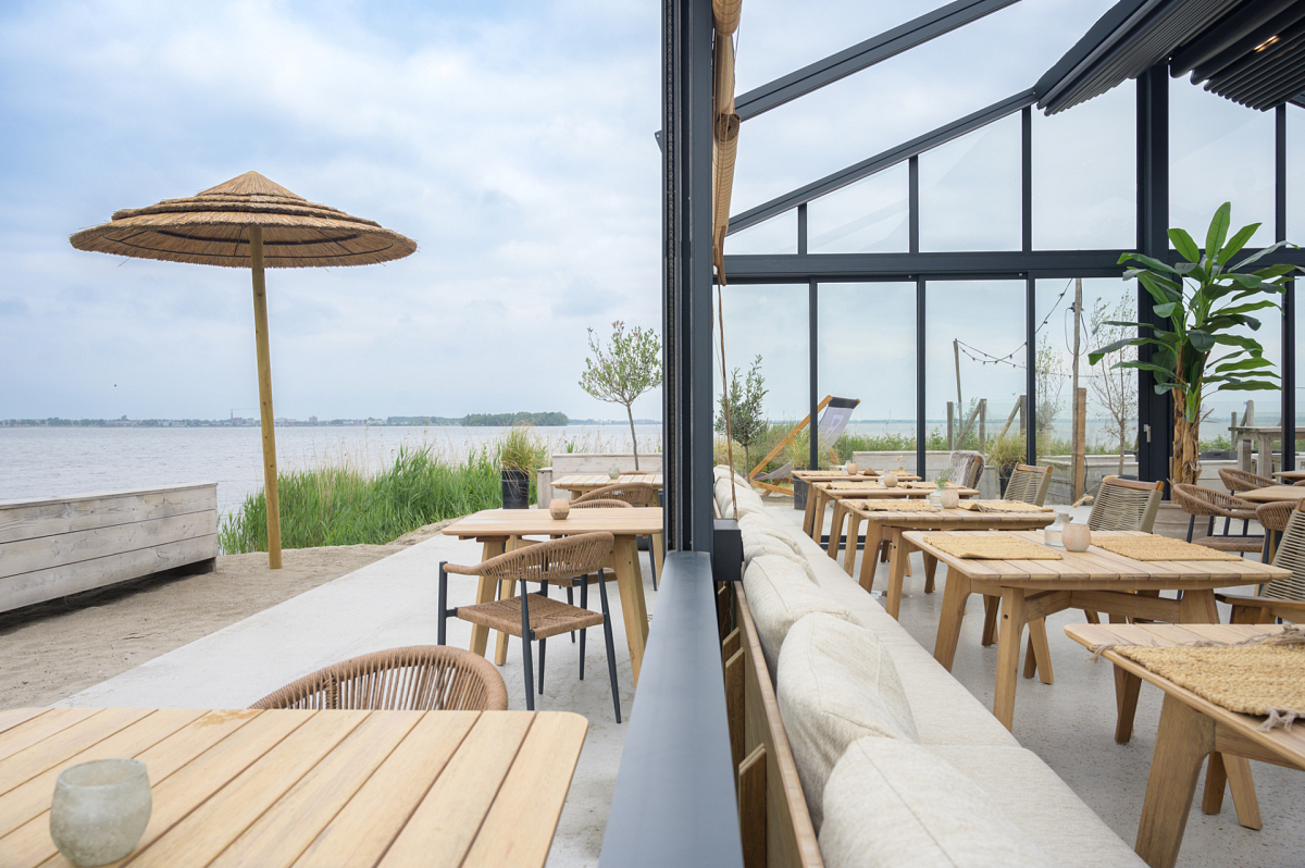 Telstar Beach borstwering en dak geopend