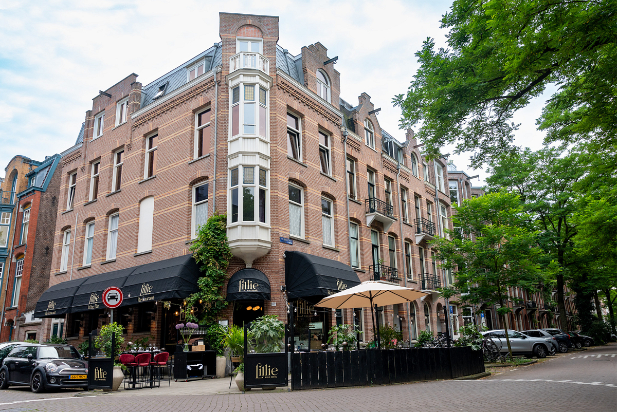 Markiezen met logo vallen op in het straatbeeld